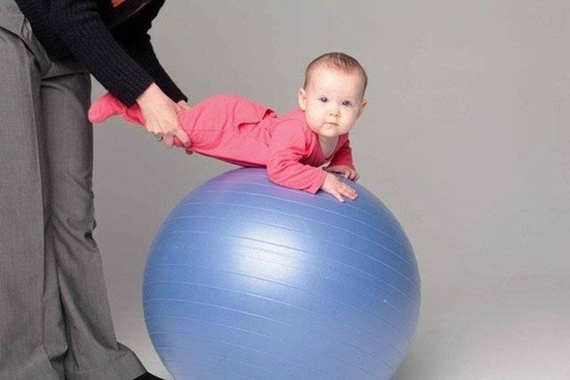 Все об укачивании грудничка на фитболе: каким способом усыпить малыша