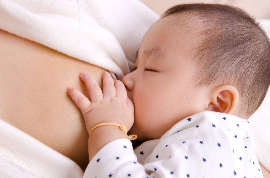 Кормить грудью младенец