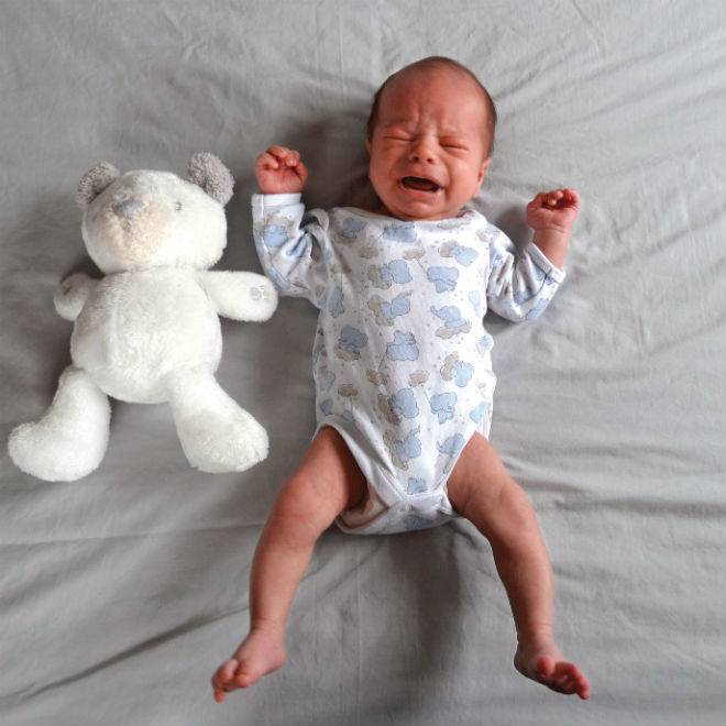 25 способов успокоить плачущего малыша | parents