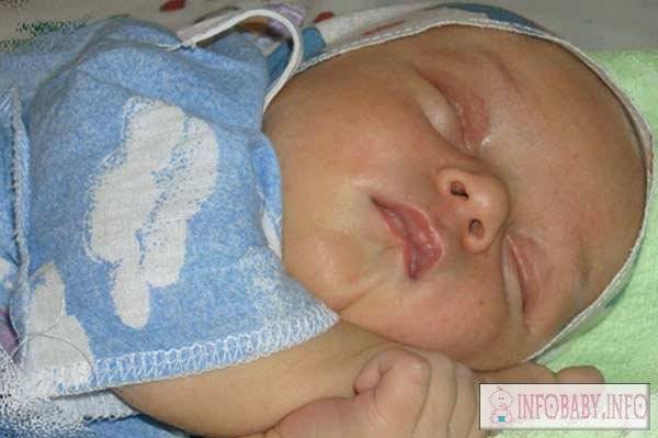 Новорожденный ребенок кряхтит, выгибается и краснеет