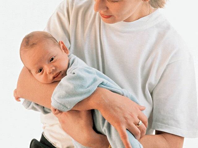 Как можно держать ребенка на руках в 1, 2, 3, 4 и 5 месяцев: правила и позы
