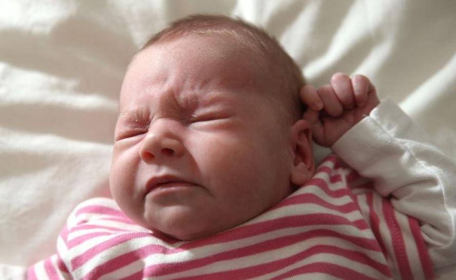 Будь здоров: почему чихает новорожденный - для мам