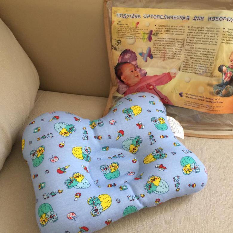 С какого возраста и для чего нужна ортопедическая подушка новорожденному