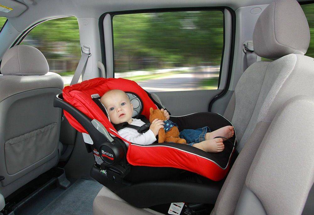 Как по правилам перевозить в машине грудного ребенка и можно ли это делать