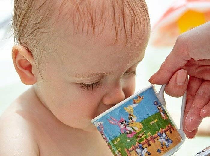 Как приучить ребенка пить из кружки