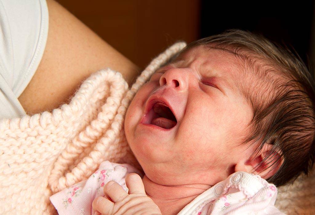 Ребенок плачет при кормлении смесью из бутылочки. причины плача ребенка при кормлении грудью