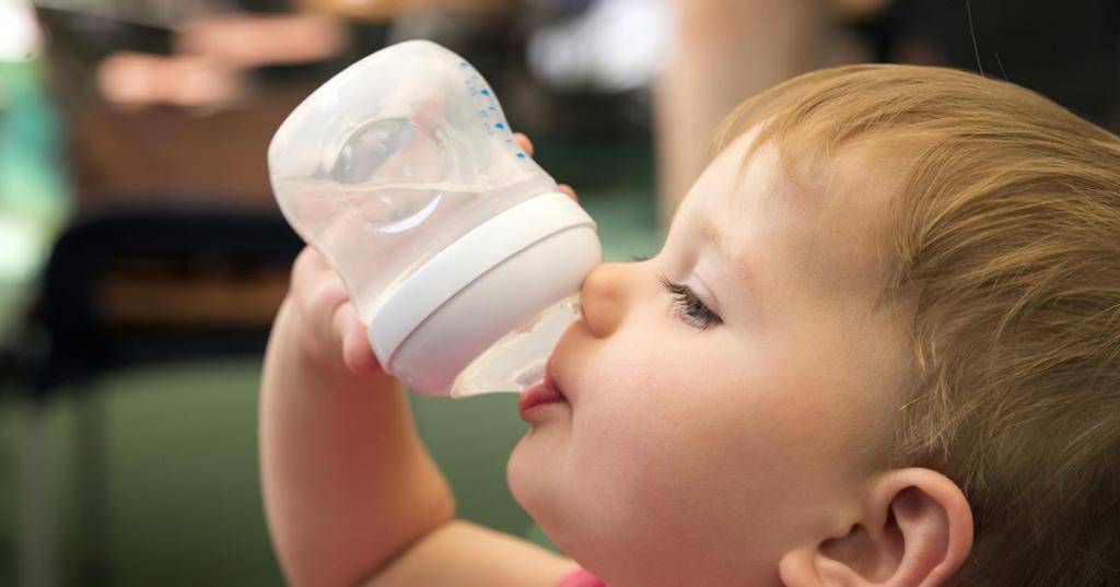 Почему ребенок пьет много воды? | причины жажды | болезнь
