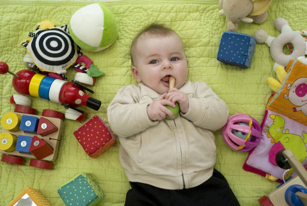 Игрушки для ребенка 8 месяцев: что нужно купить девочке и мальчику