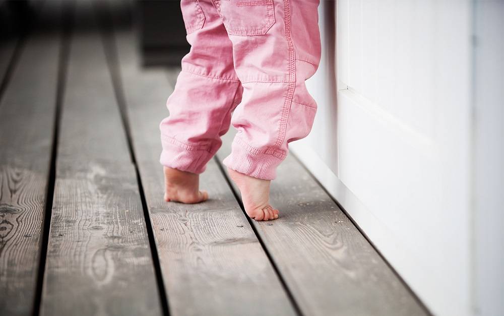 Ребенок ходит на носочках: причины, почему ребенок ходит на цыпочках, что делать в 1, 1,5, 2, 3, 4 и 5 лет, комаровский