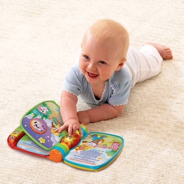 Во что играют с малышом до 1 года: развивающие игры и занятия для детей с рождения