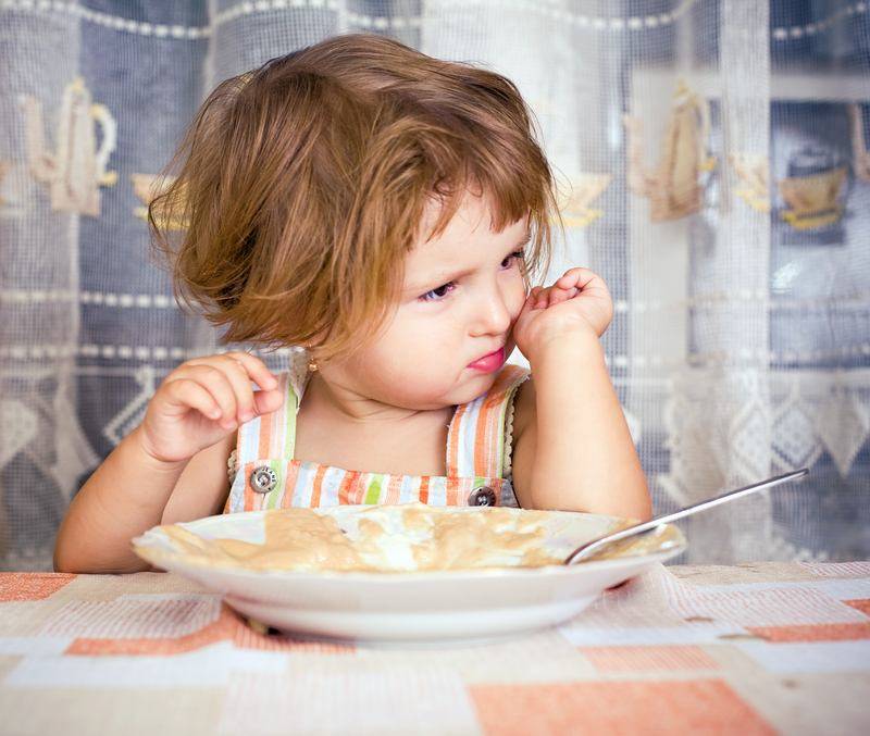 Что делать если ребенок выплевывает еду
