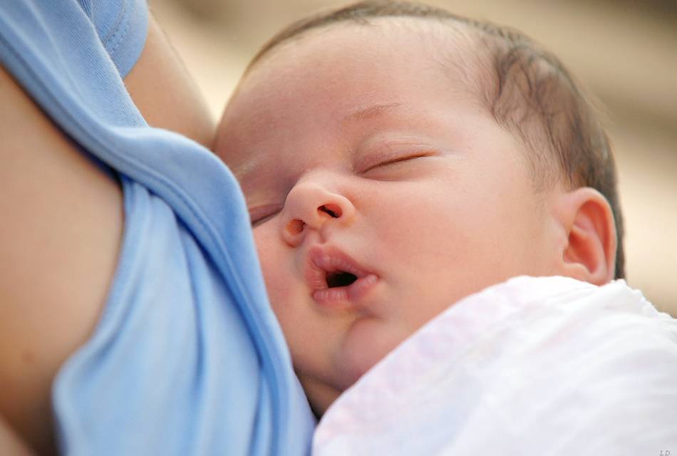 Икота у новорожденных - почему икают груднички и как это остановить
