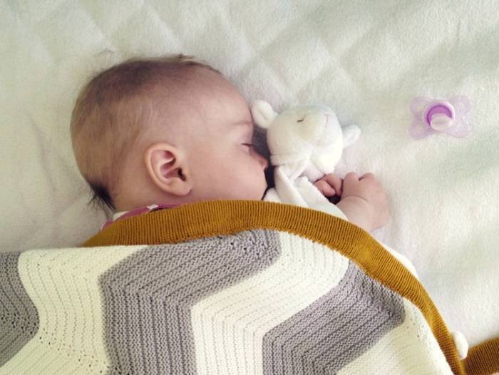 Ребенок в 4 месяца плохо спит ночью: как наладить спокойный сон малыша