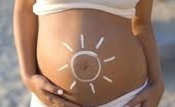 Можно ли беременным загорать на солнце: особенности загара при беременности на разных сроках