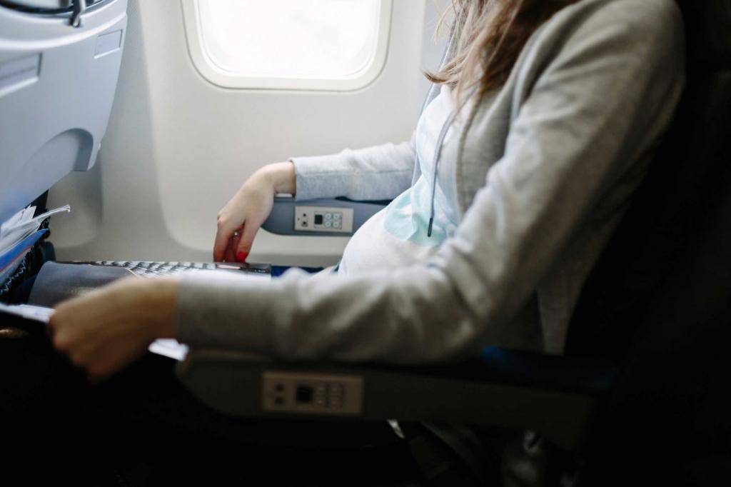 Можно ли беременным летать на самолете и до какого срока