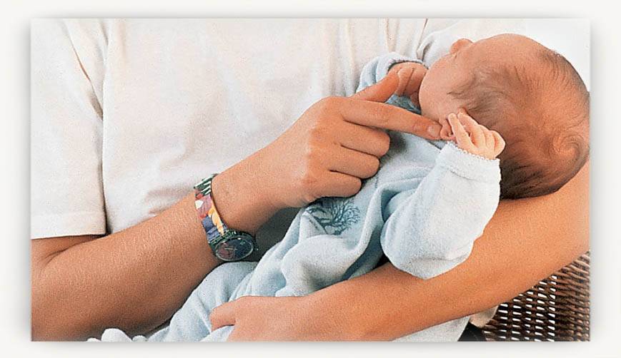 Как держать новорожденного ребенка правильно?