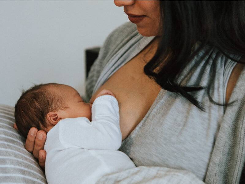 Как разделить сон и кормление у грудничка — ребенок спит с грудью во рту
