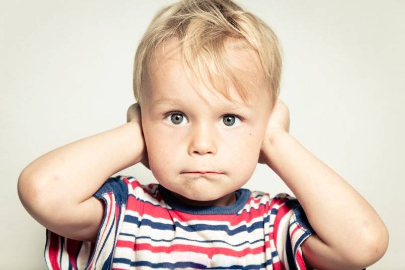 Ребенок вздрагивает от резких звуков | почему дети боятся громких звуков