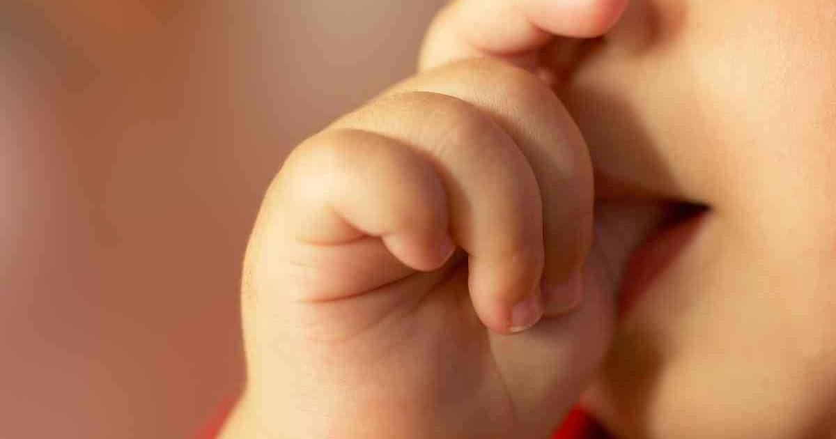 Грудничок сосет кулак - как отучить ребенка от этой привычки