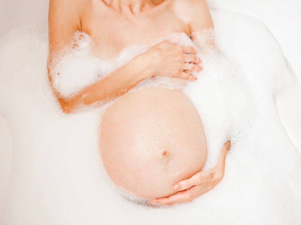 Можно ли беременным принимать ванну: советы специалистов
