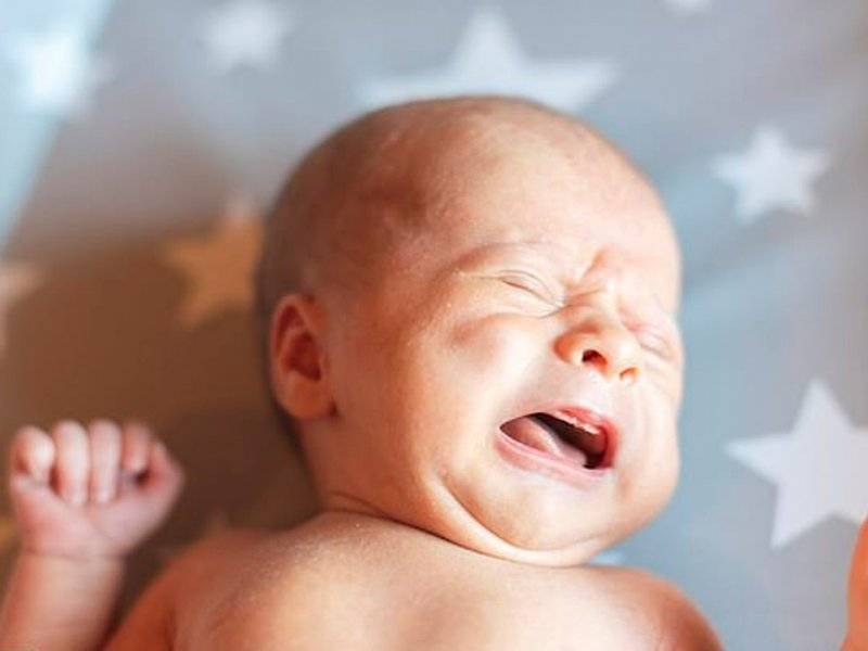 Как успокоить новорожденного ребенка во время истерики и когда он плачет