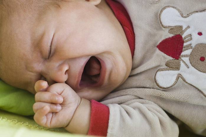 Новорожденный не спит, постоянно кричит и плачет: причины, что делать