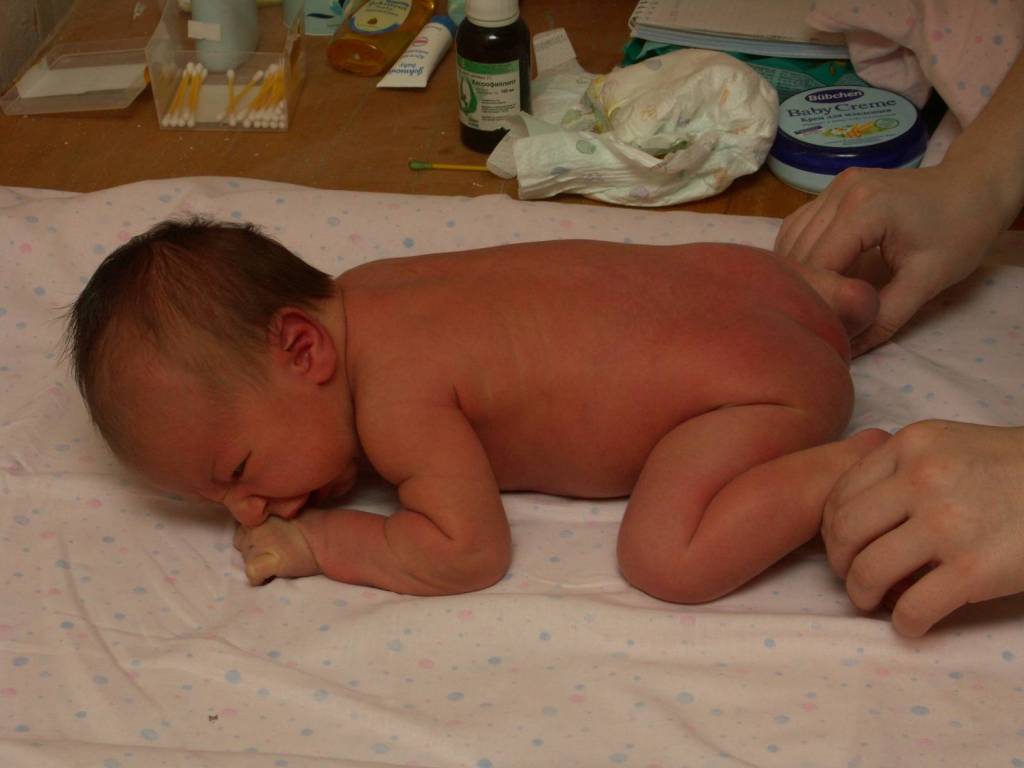 Выкладывание на живот новорожденного ребенка: как правильно выкладывать, зачем, когда и на сколько