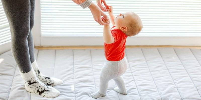 Как научить ребенка вставать на ножки без опоры