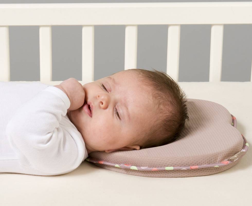 Аргументы за и против использования подушки для новорожденного