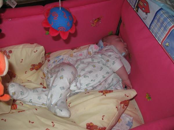Почему новорожденный переворачивается во сне на животик: нормы сна, опасность