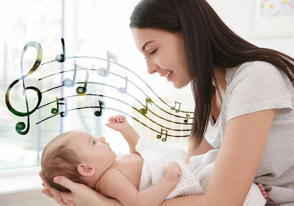 Когда новорожденный начинает слышать и видеть?