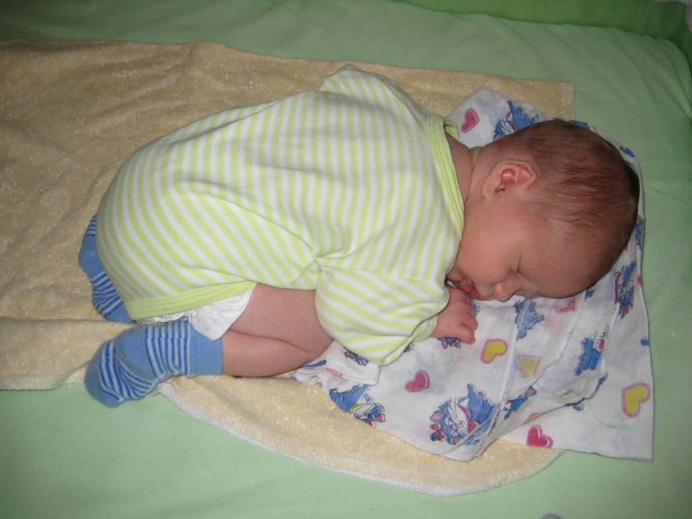 Могут ли новорожденные спать на животе? сладкий сон ребенка прервался с поворотом на живот – что делать? 4 месячный ребенок спит на животе ночью