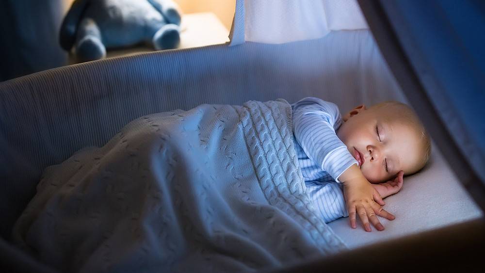 Почему месячный ребенок не спит целый день — что делать?