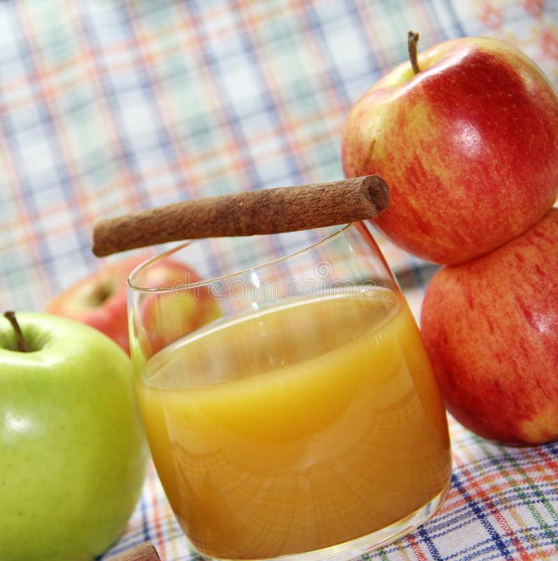 Как давать яблочный сок ребенку и со скольки месяцев