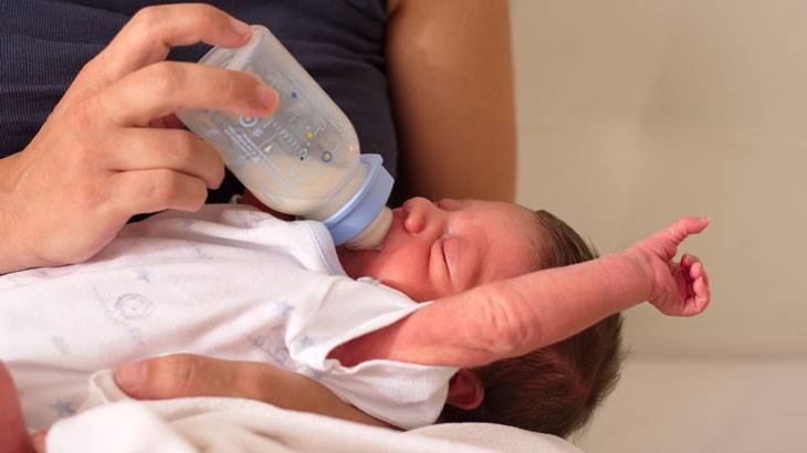 Икота у новорожденных после кормления: что делать