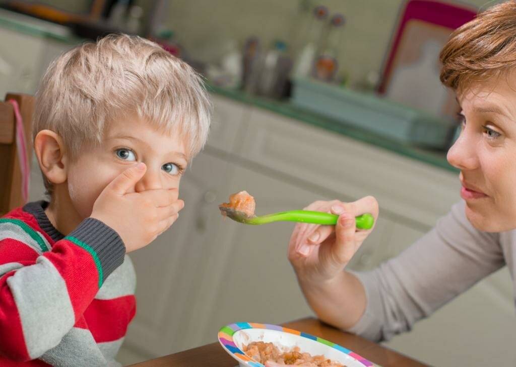 Как накормить ребенка, если он отказывается