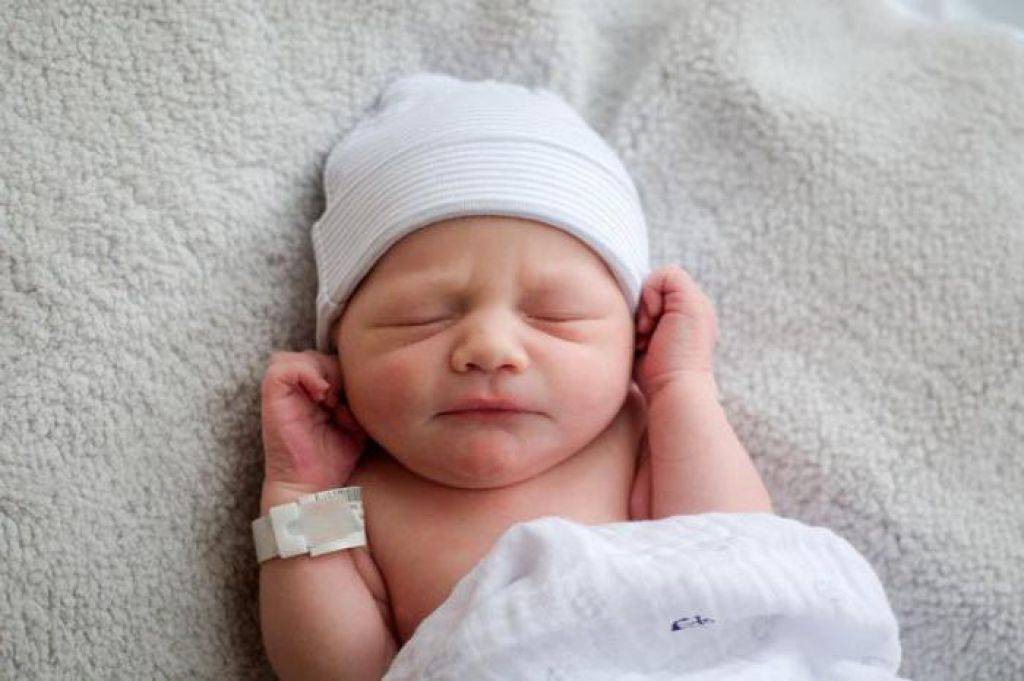 Новорожденный закатывает глаза когда засыпает и дергается: ребенок моргает во сне