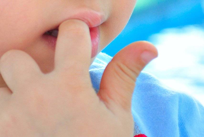 Что делать, если ребенок сосет пальцы: советы психолога