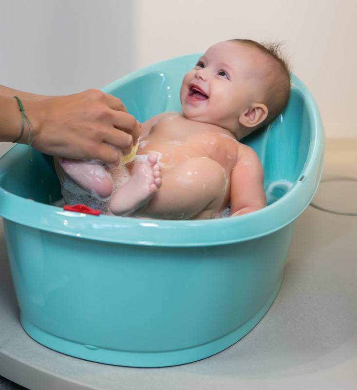 Как купать новорожденного одной: подробная инструкция, как мыть ребенка в ванночке и что делать, если грудничок капризничает?