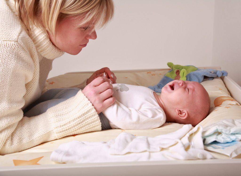 Почему ребенок выгибается и плачет во время сна или бодрствования