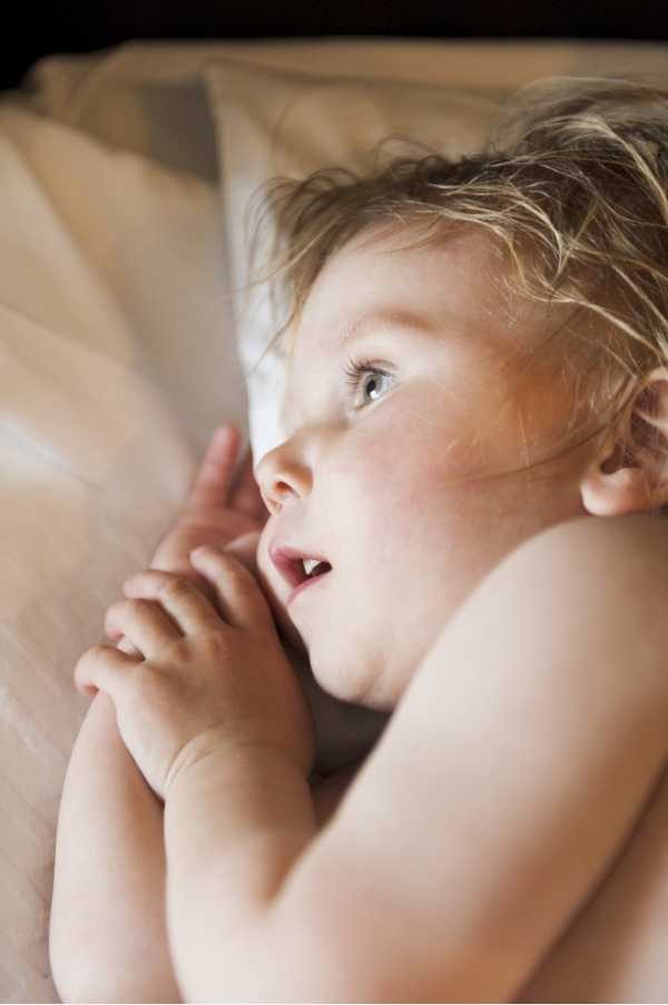 Почему ребенок потеет во сне