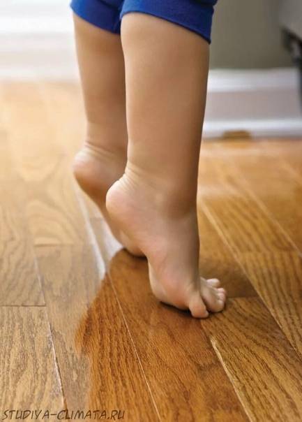 Ребенок в 1 год ходит на носочках, причины почему годовалый малыш стал иногда ходить на носочках