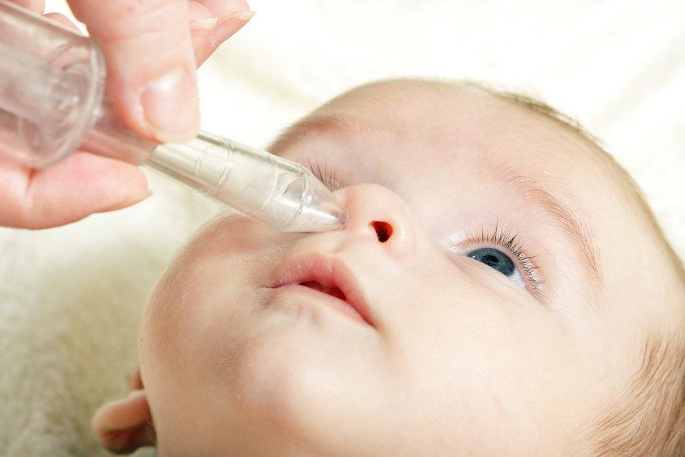 Как правильно чистить нос новорожденному