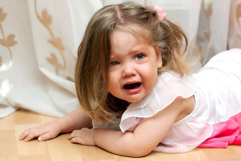 Ребенок постоянно плачет и капризничает в 6-9 месяцев: причины, что делать