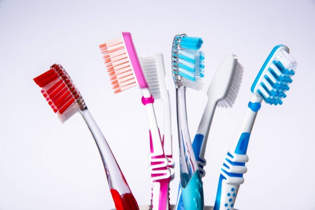 Какую зубную щетку выбрать ребенку — описание популярных моделей и полезные советы