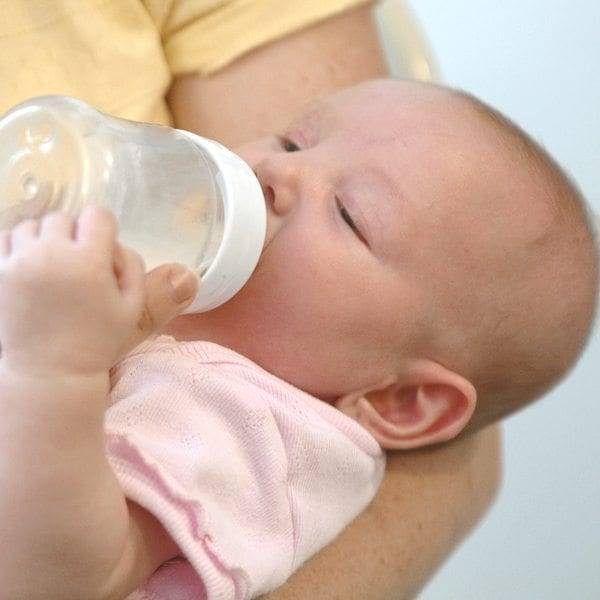 Нужно ли давать воду новорожденным при грудном вскармливании: допаивание все за и против