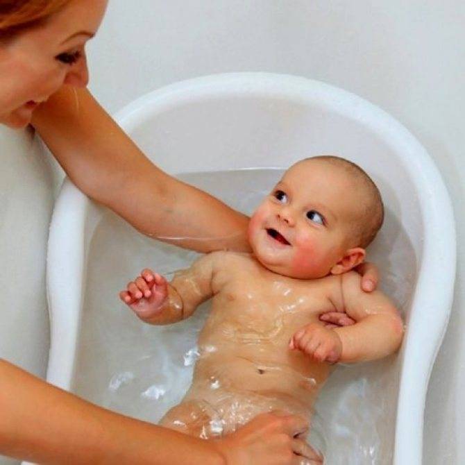 Как часто нужно купать ребенка до года - купать или подмывать?