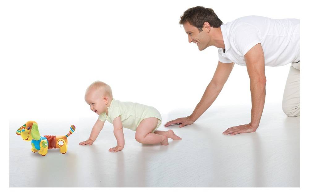 Когда дети начинают ползать и как помочь малышу упражнениями, массажем