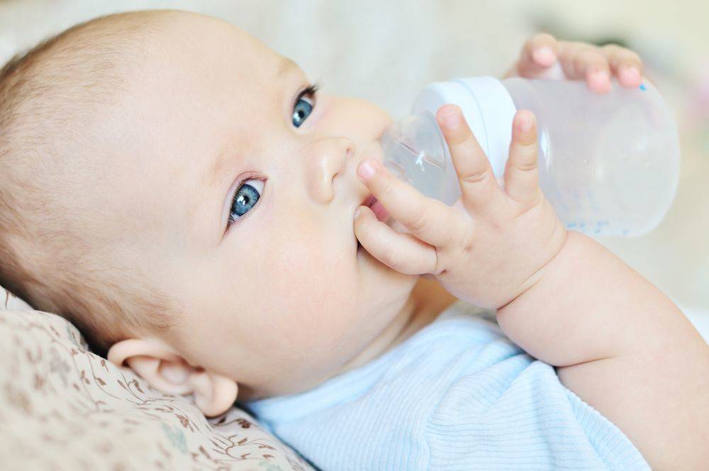 Давать ли ребенку воду при смешанном вскармливании | микролакс®