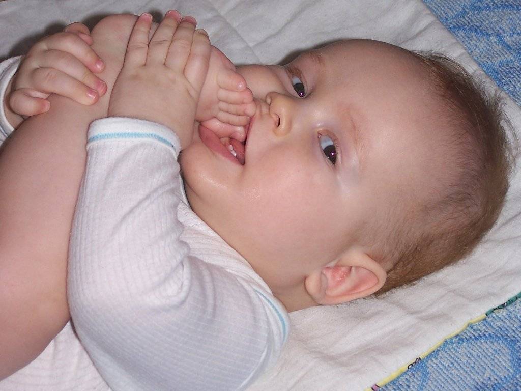 Ребёнок сосёт кулак: почему он это делает и что предпринять родителям